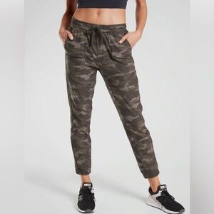 Athleta Camo Farallon Joggers Size 22